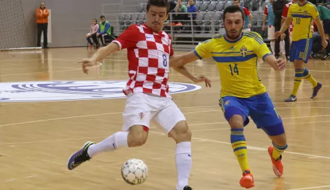 OSIJEK, 11. 12. 2015, SPORTSKA DVORANA GRADSKI VRT. UEFA KFALIFIKACISKI TURNIR SKUPINE 2 ZA FIFA SVJETSKO PRVENSTVO U FUTSALU. FUTSAL, HRVATSKA - ŠVETSKA. DARIO MARINOVIĆ (8)..snimio GOJKO MITIĆ