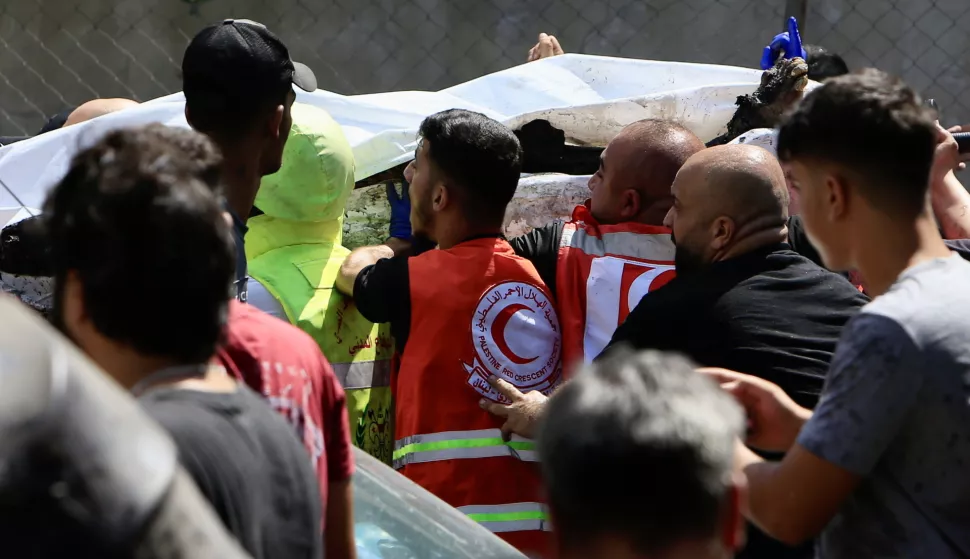 epa11557682 ATTENTION EDITORS: GRAPHIC CONTENT Lebanese medics and people carry a body at the site of a drone attack in Sidon, southern Lebanon, 21 August 2024. Lebanon's state media said Khalil al-Maqdah, a member of the Al-Aqsa Martyrs Brigades, was killed in an Israeli drone strike on 21 August targeting his vehicle in Saida's villas area in Sidon, southern Lebanon. There was no immediate comment from Israel on the incident. EPA/STR