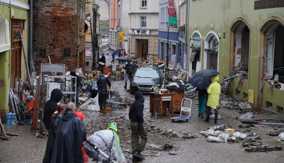 epa11608640 Locals clean up after the flood in Klodzko, southwest Poland, 16 September 2024. The Polish government called a special meeting on 16 September, after Prime Minister Tusk had ordered a day earlier the government to prepare an ordinance to declare a state of natural disaster over floods in the country. The Genoese low, which reached Poland on 12 September 2024, is responsible for the current slump in weather and heavy rains in the southern part of the country. EPA/DARIUSZ GDESZ POLAND OUT