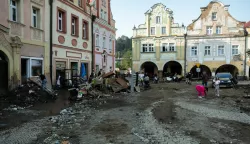 epa11610341 Debris piles up after the flood as law enforcement and sanitary services started cleaning up in Ladek-Zdroj, Lower Silesian Voivodeship, Poland, 17 September 2024. The Genoese low, which reached Poland on 12 September 2024, was responsible for the weather breakdown and heavy rains that led to flooding in the southern part of the country. EPA/KRZYSZTOF CESARZ POLAND OUT