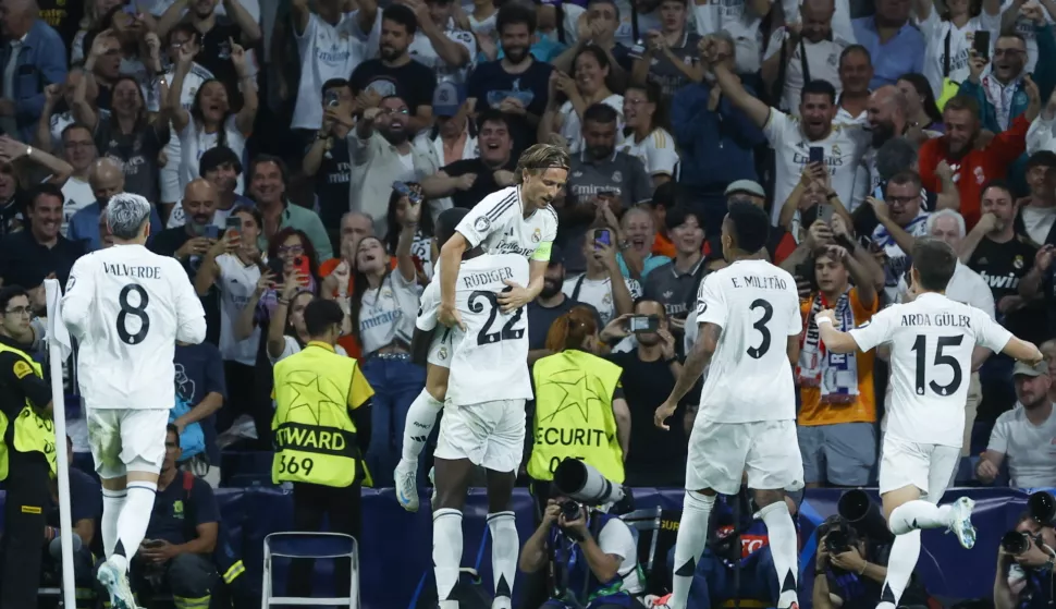 epa11610677 Real Madrid´s Antonio Rudiger (2L) celebrates after scoring the 2-1 lead with his teammate Luka Modric during the UEFA Champions League soccer match between Real Madrid and VfB Stuttgart, in Madrid, Spain, 17 September 2024. EPA/JUANJO MARTIN