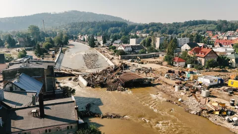 epa11611727 A view of the destroyed bridge in the town of Glucholazy in the Opole Voivodeship, Poland 18 September 2024. A low-pressure system named Boris brought heavy rain to central Europe between 11 and 15 September? 2024, causing widespread flooding? in central and eastern Europe. EPA/Michal Meissner POLAND OUT