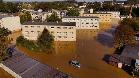 epaselect epa11610399 A view of a flooded area in Skorogoszcz, Opole Voivodeship, Poland, 17 September 2024. Floods caused by heavy rains brought by Storm Boris have caused at least 18 dead across central and eastern Europe since 13 September. EPA/MICHAL MEISSNER POLAND OUT