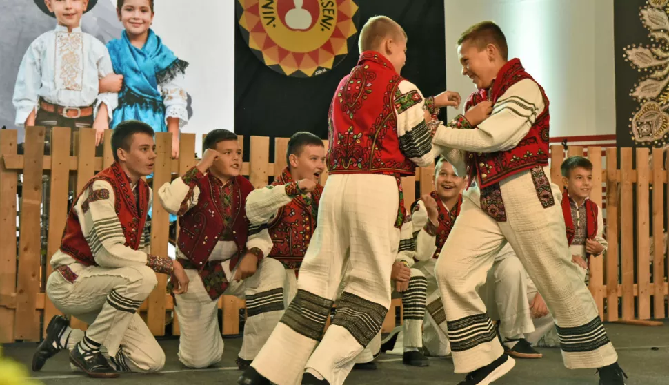 slavonija...Vinkovci...15.09.2024.59. Vinkovačke jeseni; zbog kiše otkazan mimohod dječjih Vinkovačkih jeseni, ali u velikom šatoru održana je međužupanijska smotra dječjih folklornih skupina; kud Ljudevit Gaj, Mače;foto Gordan Panić