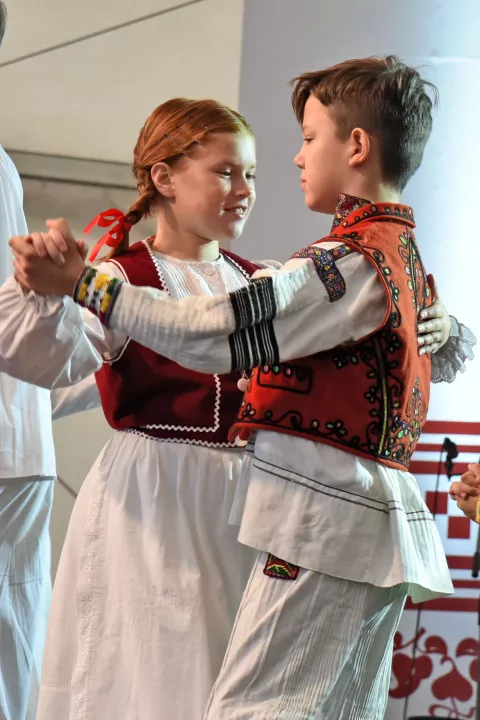 slavonija...Vinkovci...15.09.2024.59. Vinkovačke jeseni; zbog kiše otkazan mimohod dječjih Vinkovačkih jeseni, ali u velikom šatoru održana je međužupanijska smotra dječjih folklornih skupina; kud Ljudevit Gaj, Mače;foto Gordan Panić