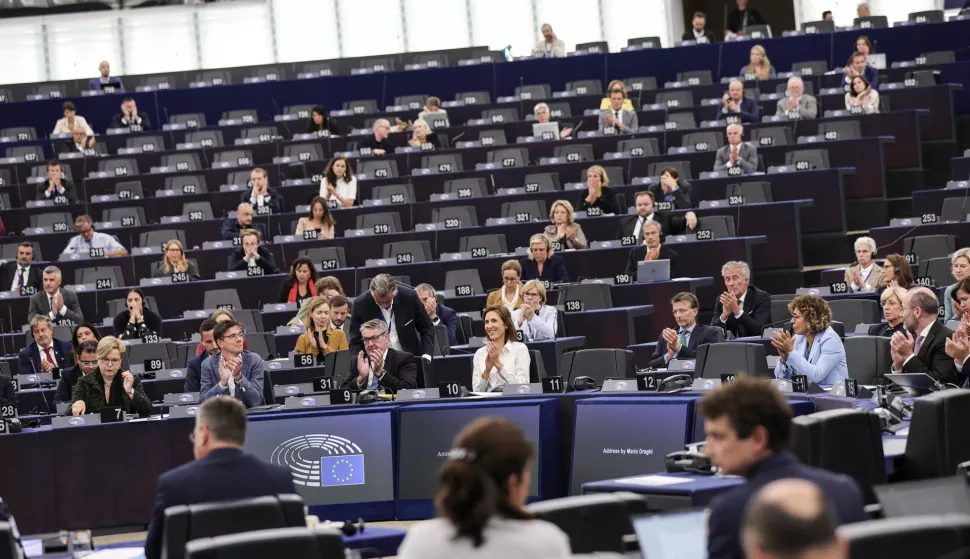 epa11609635 Members of the European Parliament applaud at the end of the of the report on the Future of European competitiveness by former Italian Prime Minister Mario Draghi (not pictured) at the European Parliament in Strasbourg, France, 17 September 2024. EPA/Teresa Suarez