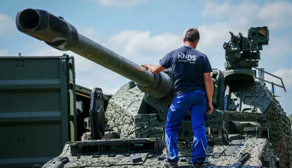 26 June 2024, Saxony-Anhalt, Altengrabow: A new RCH 155 wheeled howitzer from tank manufacturer KNDS is loaded with ammunition by KNDS employees during a presentation at the Altengrabow military training area. KNDS is using the platform of the Boxer wheeled tank as a weapon carrier for an automated and remote-controlled artillery gun. With the fully automated wheeled howitzer, which fires on the move, the tank manufacturer KNDS promises the Bundeswehr and the armed forces of partner countries an advantage on the battlefield. In addition, two soldiers are said to be sufficient as a crew, whereas previously five men were needed as driver and operator in the tracked Panzerhaubitze 2000. Photo: Kay Nietfeld/dpa Photo: Kay Nietfeld/DPA