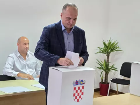 Zabok, 14.09.2024. - Kandidat za predsjednika SDP-a Siniša Hajdaš Dončič prvi je od kandidata za predsjednika koji je u subotu ujutro glasao na unutarstranačkim izborima koje provodi SDP, a tom je prilikom kazao kako želi da stranka bude prva, a ne druga u Hrvatskoj. Na fotografiji Siniša Hajdaš Dončić.foto HINA/ Siniša KALAJDŽIJA/ ml