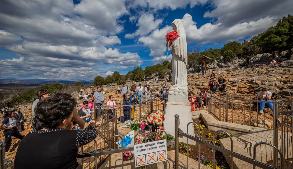 26.03.2023., Medjugorje, Bosna i Hercegovina - Medjugorje je jedno od najpoznatijih rimokatolickih hodocasnickih odredista na svijetu. Postalo je poznato kroz ukazanja Djevice Marije, koja se kao fenomen pocela javljati 1981. godine, nakon cega se poceo razvijati vjerski turizam. Od tada je ovo hercegovacko mjesto jedno od rnajposjecenijih turistickih centara BiH, koje godisnje obidje oko milijun katolika iz cijelog svijeta. Photo: Zvonimir Barisin/PIXSELL