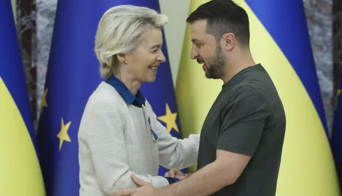 epa11615594 Ukrainian President Volodymyr Zelensky (R) and European Commission President Ursula Von der Leyen (L) shake hands during their joint press conference in Kyiv, Ukraine, 20 September 2024. Ursula Von der Leyen arrived in Kyiv to meet with top Ukrainian officials amid the ongoing Russian invasion. EPA/SERGEY DOLZHENKO