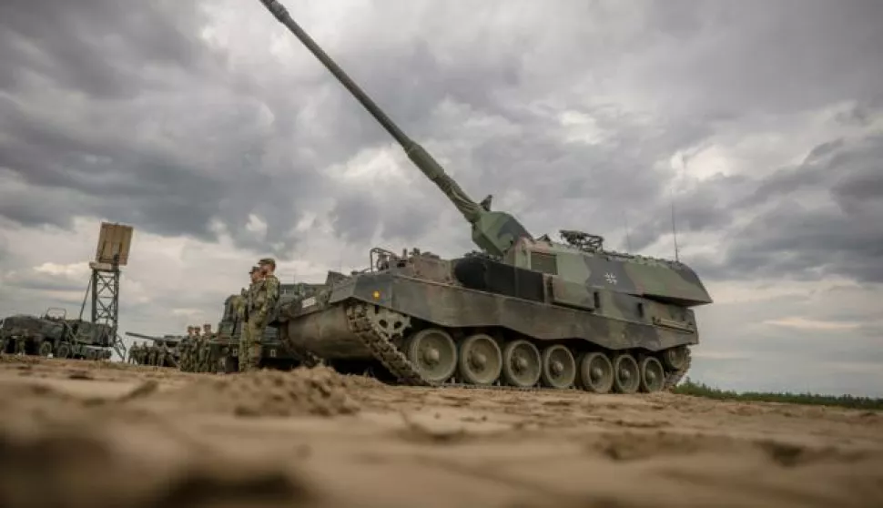 07 June 2022, Lithuania, Pabrade: A Bundeswehr self-propelled howitzer 2000 gun from the NATO Enhanced Forward Presence Battle Group (eFP battalion) drives during Chancellor Scholz's visit to Camp Adrian Rohn. Photo: Michael Kappeler/dpa Photo: Michael Kappeler/DPA