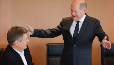 epa10252017 German Chancellor Olaf Scholz (R) and German Economy and Climate Minister Robert Habeck arrives for the weekly cabinet meeting at the Chancellery in Berlin, Germany, 19 October 2022. EPA/HANNIBAL HANSCHKE