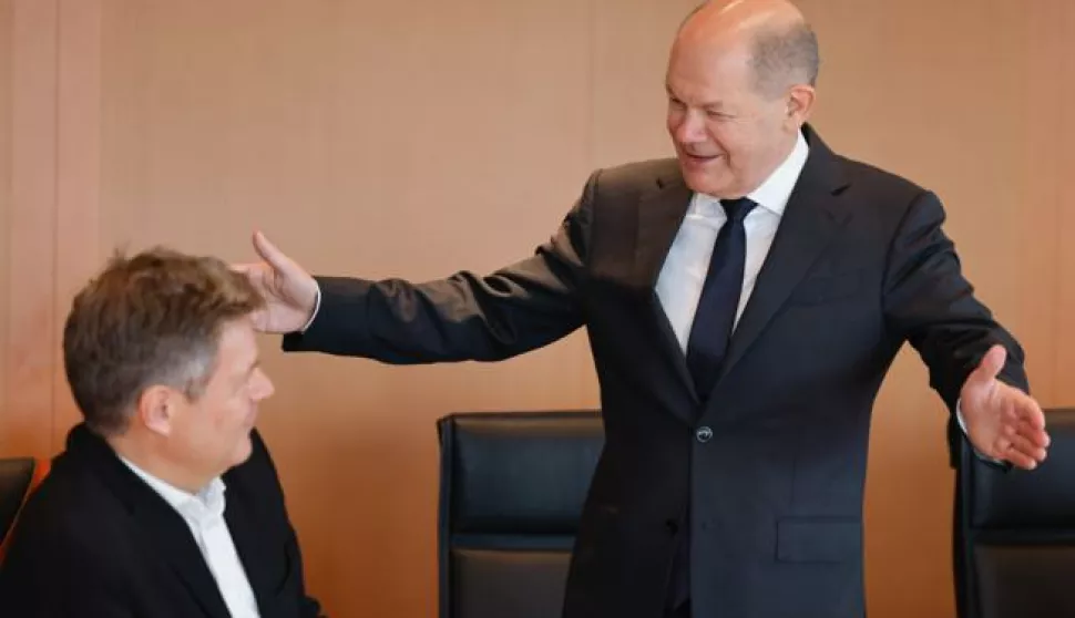 epa10252017 German Chancellor Olaf Scholz (R) and German Economy and Climate Minister Robert Habeck arrives for the weekly cabinet meeting at the Chancellery in Berlin, Germany, 19 October 2022. EPA/HANNIBAL HANSCHKE