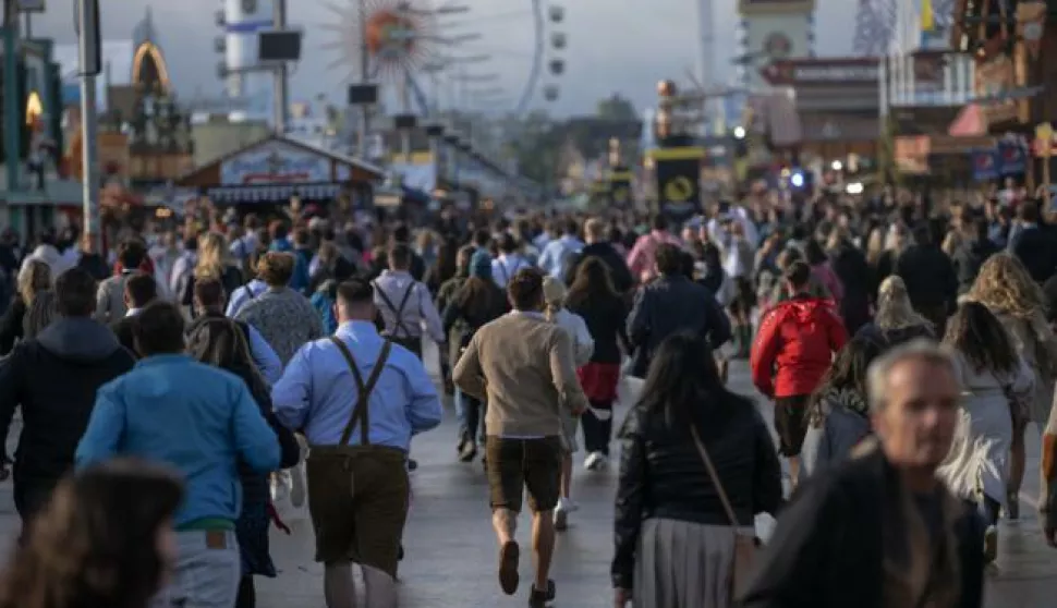 epa10189283 Visitors enter the grounds during the opening of the 187th edition of the traditional Oktoberfest beer and amusement festival in the Germany's Bavarian state capital of Munich, Germany, 17 September 2022. The Oktoberfest 2022 runs from 17 September to 03 October and several millions of visitors are expected from all over the world. Due to the coronavirus pandemic, the Oktoberfest was cancelled in 2020 and 2021. EPA/CHRISTIAN BRUNA