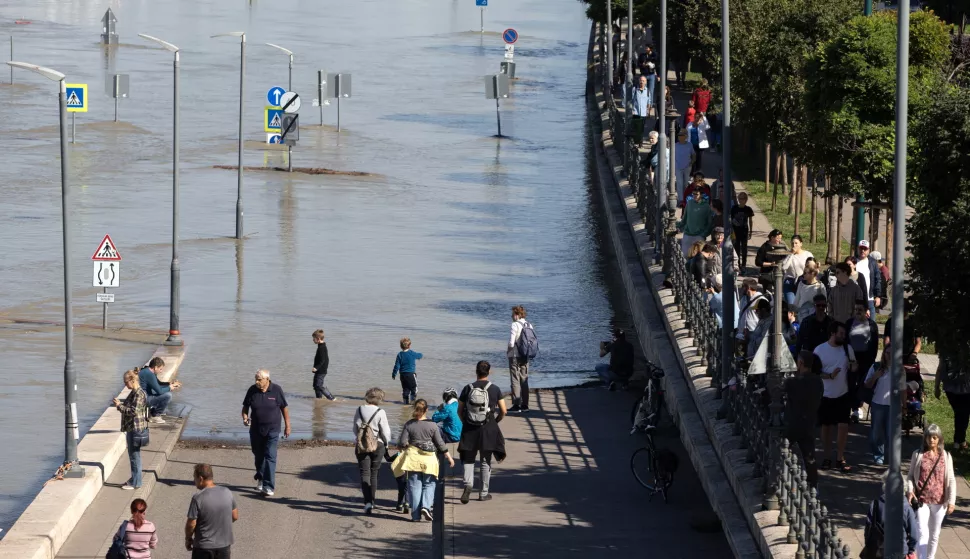 epa11617155 People walk on the flooded bank of the Danube river in central Budapest, Hungary, 21 September 2024. The Danube river is expected to peak in the capital on 21 September. Regions in Central and Eastern Europe have been severely affected by flooding caused by Storm Boris since 13 September. EPA/ZOLTAN KOCSIS HUNGARY OUT