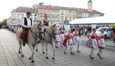 Osijek, 21. 09. 2024., Trg A. Starčevića, Dan Mađara, gastronomija, nošnje, mimohod, KUD-oviSNIMIO BRUNO JOBST