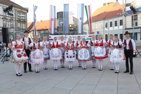 Osijek, 21. 09. 2024., Trg A. Starčevića, Dan Mađara, gastronomija, nošnje, mimohod, KUD-oviSNIMIO BRUNO JOBST