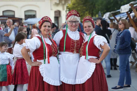 Osijek, 21. 09. 2024., Trg A. Starčevića, Dan Mađara, gastronomija, nošnje, mimohod, KUD-oviSNIMIO BRUNO JOBST