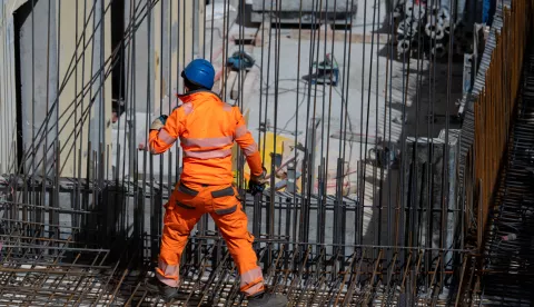 15 April 2020, Bavaria, Munich: A construction worker lays steel mats on the construction site of the new criminal justice centre. After its completion, the new building on Leonrodplatz, which covers around 39,000 square meters, will replace the aging building on Nymphenburger Strasse. Among others, parts of the two Regional Courts, the Higher Regional Court and the Munich public prosecutors' offices are to move into the estimated 300 million euro building. Photo: Sven Hoppe/dpa /DPA/PIXSELL