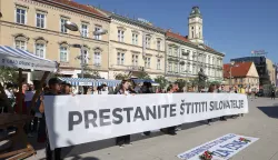 Osijek, 22. 09. 2024., Trg A. Starčevića, DUGI ŽENSKI MARŠ, pravac kretanja, Trg A. Starčevića - Kapucinska ulica - Europska avenija - Općniski i Žuanijski sud - Stepinčeva ulica - Kašićeva ulica - zgrada policijske upraveSNIMIO BRUNO JOBST