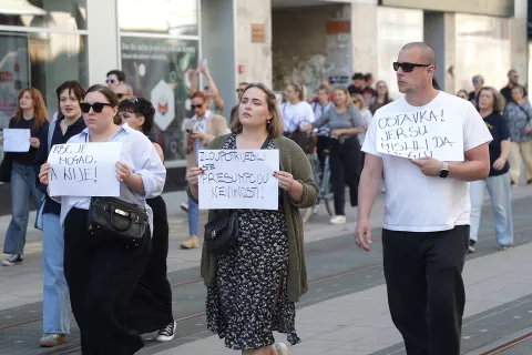 Osijek, 22. 09. 2024., Trg A. Starčevića, DUGI ŽENSKI MARŠ, pravac kretanja, Trg A. Starčevića - Kapucinska ulica - Europska avenija - Općniski i Žuanijski sud - Stepinčeva ulica - Kašićeva ulica - zgrada policijske upraveSNIMIO BRUNO JOBST