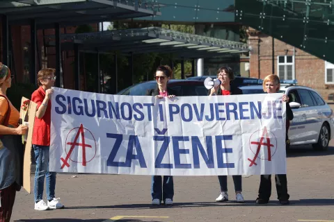 Osijek, 22. 09. 2024., Trg A. Starčevića, DUGI ŽENSKI MARŠ, pravac kretanja, Trg A. Starčevića - Kapucinska ulica - Europska avenija - Općniski i Žuanijski sud - Stepinčeva ulica - Kašićeva ulica - zgrada policijske upraveSNIMIO BRUNO JOBST