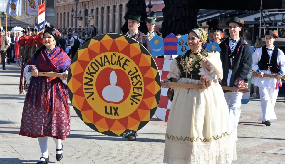 slavonija...Vinkovci...22.09.2024.59. Vinkovačke jeseni; svečani mimohod 70-tak KUD-ova, 30 zaprega i 60 konjanika;foto Gordan Panić