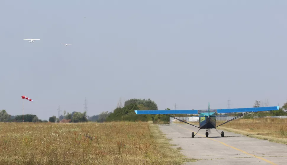 Osijek, 05. 08. 2022, Cepinski aerodrom, sportska zracna luka Cepin. 13 malih avioncica jucer sletilo u Osijek a dans su poletjeli dalje. Danci. Aero truizam.snimio GOJKO MITIĆ