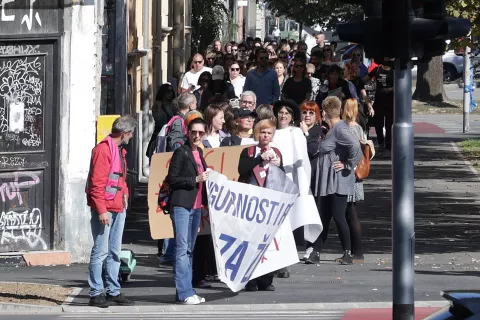 Osijek, 22. 09. 2024., Trg A. Starčevića, DUGI ŽENSKI MARŠ, pravac kretanja, Trg A. Starčevića - Kapucinska ulica - Europska avenija - Općniski i Žuanijski sud - Stepinčeva ulica - Kašićeva ulica - zgrada policijske upraveSNIMIO BRUNO JOBST