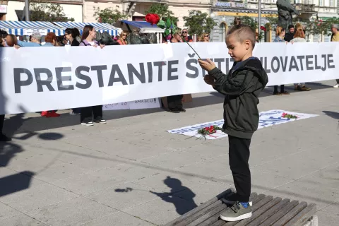 Osijek, 22. 09. 2024., Trg A. Starčevića, DUGI ŽENSKI MARŠ, pravac kretanja, Trg A. Starčevića - Kapucinska ulica - Europska avenija - Općniski i Žuanijski sud - Stepinčeva ulica - Kašićeva ulica - zgrada policijske upraveSNIMIO BRUNO JOBST