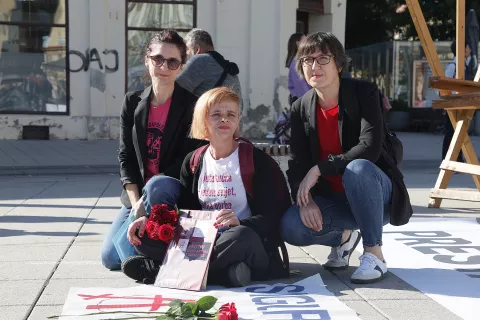 Osijek, 22. 09. 2024., Trg A. Starčevića, DUGI ŽENSKI MARŠ, pravac kretanja, Trg A. Starčevića - Kapucinska ulica - Europska avenija - Općniski i Žuanijski sud - Stepinčeva ulica - Kašićeva ulica - zgrada policijske uprave, Ana Rajković Pejić; Sanja Kastratović; Maja Celing CelićSNIMIO BRUNO JOBST