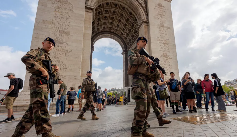 epa10722040 French soldiers, part of the national security plan 'Vigipirate', keep watch as they secure the area near the Arc de Triomphe after a night of clashes in Paris, France, 02 July 2023. Violence broke out across France over the fatal shooting of a 17-year-old teenager by a police officer during a traffic stop in Nanterre on 27 June. The French Interior Ministry released a provisional bulletin for 02 July reporting on the fifth night of rioting with 719 people arrested nationwide and 45 police officers or gendarmes injured. EPA/OLIVIER MATTHYS