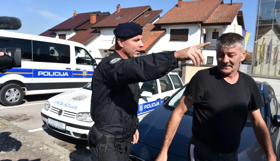 novosti...Otok...23.09.2024.policija i USKOK ispred kuće gradonačelnika Josipa Šarića i poglavarstva grada Otoka; preuzeli dokumentaciju za daljnje istražne radnje; na fotki - kratka intervencija specijalne policije zbog verbalnih prijetnji i vrijeđanja novinara;foto Gordan Panić