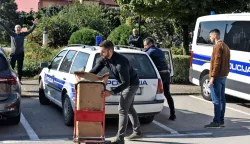 novosti...Otok...23.09.2024.policija i USKOK ispred kuće gradonačelnika Josipa Šarića i poglavarstva grada Otoka; preuzeli dokumentaciju za daljnje istražne radnje;foto Gordan Panić