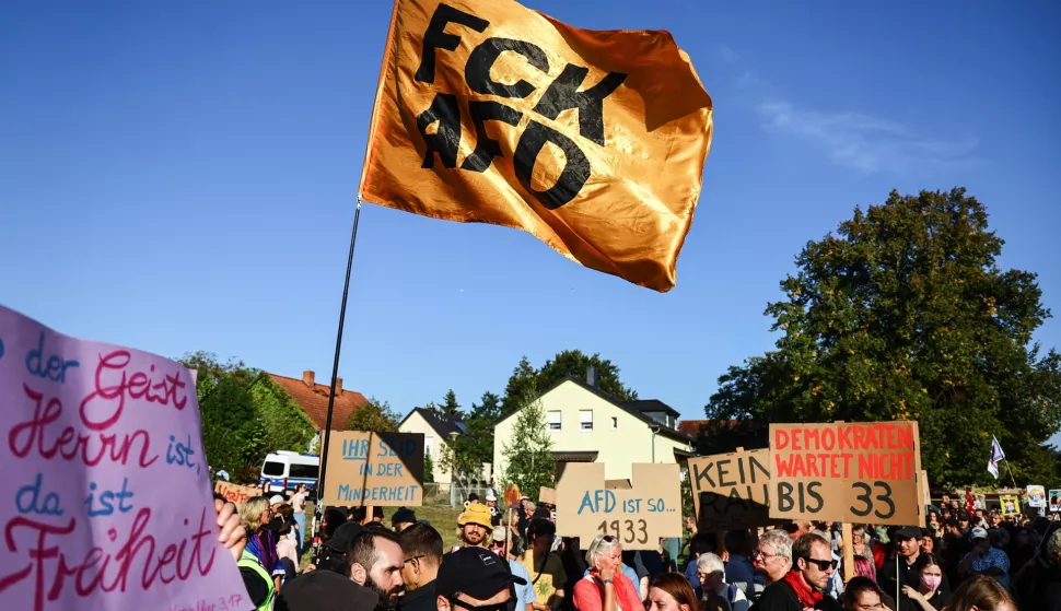 epa11619304 People take part in a protest against the far-right party Alternative for Germany (AfD), during the day of the Brandenburg regional election in Potsdam, Germany, 22 September 2024. Regional state parliament election in Brandenburg takes place on 22 September 2024. EPA/FILIP SINGER