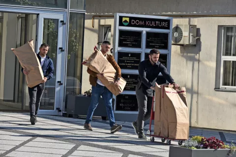 Otok, 23.09.2024. - USKOK i policija preuzeli dokumentaciju iz zgrade poglavarstva Otoka provodeći dalje istražne radnje o navodnim kriminalnim radnjama gradonačelnika Josipa Šarića. foto HINA/ ml