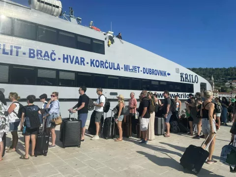 turizam, turisti, more, Hvar, katamaran