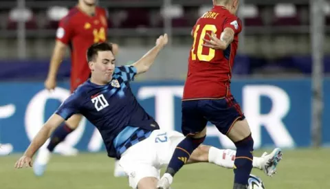 epa10709940 Spain's Rodri (R) in action against Croatia's Dion Drena Beljo during the UEFA Under-21 Championship group stage match between Spain and Croatia in Bucharest, Romania, 24 June 2023. EPA/Robert Ghement