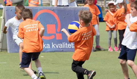 09.05.2018., Osijek, Na terenima nogometne skole Krpan - Babic otvoren je 17. Olimpijski festival vrtica s podrucja Osjecko-baranjske zupanije. Na natjecanju je sudjelovalo 12 vrtica s podrucja zupanije, a djeca su se natjecala u vise disciplina, od skoka u dalj, trcanja na 50 metara do bacanja loptice u dalj te nogometa. Mnogobrojni malisani i njihove odgajateljice uzivali su u natjecanju, navijanju i druzenju dok su roditelji cinili to isto s tribina.Photo: Dubravka Petric/PIXSELL