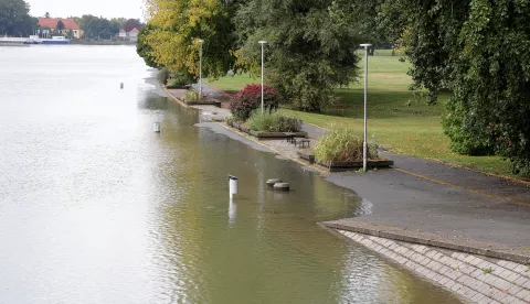 Osijek, 25. 09. 2024., Drava, rijeka Drava, Drava - vodeni val, Drava - šetnica, šetnica, promenadaSNIMIO BRUNO JOBST