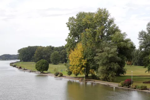 Osijek, 25. 09. 2024., Drava, rijeka Drava, Drava - vodeni val, Drava - šetnica, šetnica, promenadaSNIMIO BRUNO JOBST