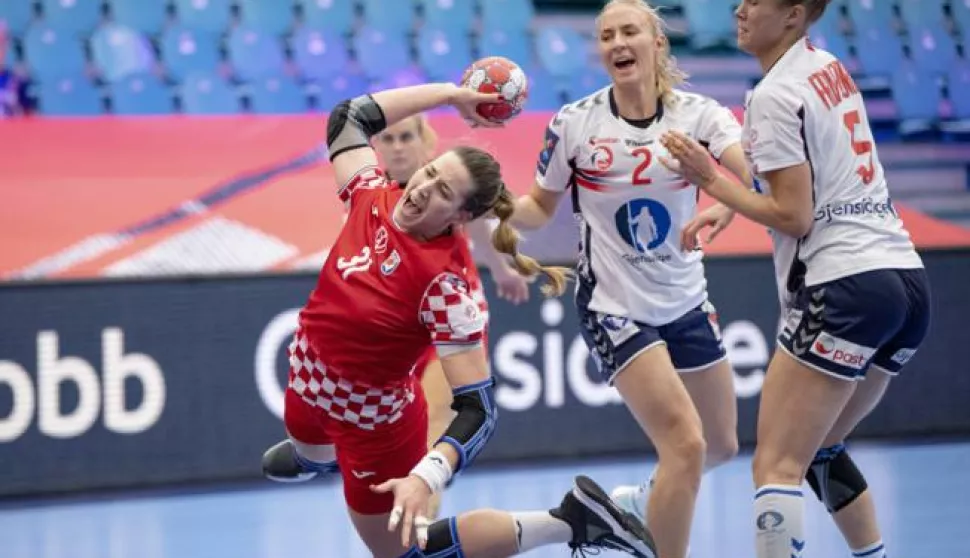 epa08879932 Ana Debelic (L) of Croatia in action with Henny Ella Reistad (C) and Marit Malm Frafjord of Norway during the EHF EURO 2020 European Women's Handball Main Round - Group II match between Croatia and Norway at Sydbank Arena in Kolding, Denmark, 12 December 2020. EPA/Bo Amstrup DENMARK OUT