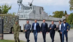 Vukovar, 25.09.2024. - Konferencija za medije povodom posjete Dragana Primorca Vukovaru, u Memorijalnom centru Domovinskog rata. Nazočni pored Dragana Primorca bili su i Tomo Medved, potpredsjednik Vlade RH i ministar hrvatskih branitelja te Ivan Penava, potpredsjednik Sabora i predsjednik Domovinskog pokreta. foto HINA/ ml