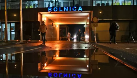 novosti...vukovar...17.11.2020.molitva i paljenje svijeca ispred nacionalne memorijalne bolnice vukovar; nazocio i predsjednik vlade andrej plenkovic...;foto Gordan Panić