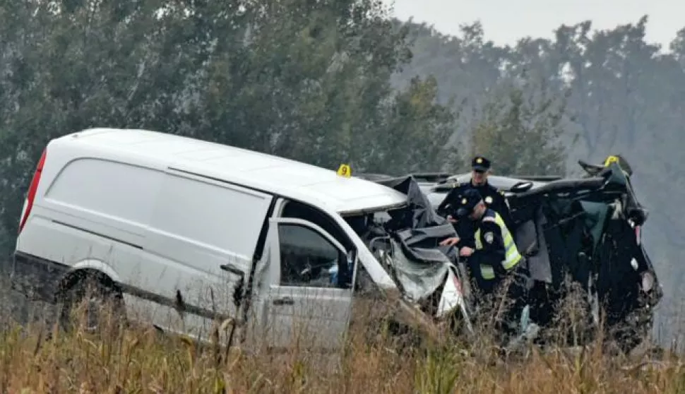 crna...vinkovci....11.11.2023.dc-55 na izlazu iz vinkovaca prema zupanji; sudjelovali kombi i osobno vozilo u kojoj je jedna osoba smrtno stradala, a jedna tesko ozlijedjena (ministar obrane mario banozic) te je po prijemu u ozb vinkovci prebacen u kbc osijek;foto Gordan Panić