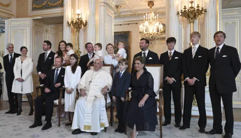 epa11625790 Pope Francis (C) poses with Henri, Grand Duke of Luxembourg (4-L), his wife Maria Teresa, Grand Duchess of Luxembourg (4-R) and members of The Grand ducal family at the Grand Ducal palace in Luxembourg, 26 September 2024. Following the longest journey of his pontificate to Asia and Oceania, Pope Francis is to pay a rare visit to Luxembourg before heading to Brussels, on a trip to 'the heart of Europe' he will use to discuss the continent's role in the world. The pastoral visit to Brussels, focusing on the celebrations of the 600th anniversary of the Catholic University of Leuven in Belgium, will last until 29 September. EPA/CIRO FUSCO