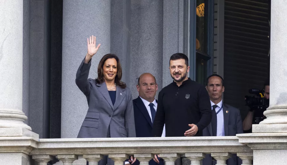 epa11627196 US Vice President Kamala Harris (L) and Ukrainian President Volodymyr Zelensky (R) on the balcony of the Eisenhower Executive Office Building following a meeting at the White House in Washington, DC, USA, 26 September 2024. Following his morning meetings on Capitol Hill President Zelensky met with President Biden and Vice President Harris. EPA/SHAWN THEW