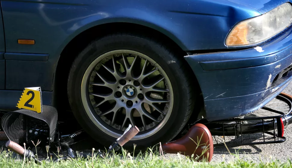 snimio Davor KIBEL,Osijek, 24.07.2018. Zrinjevac, Raisnerova ulica, prometna nezgoda u kojoj je stardao vozac bicikla, s kojim je zavrio ispod automobila koji ga je udario.