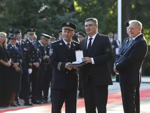 Zagreb, 27.09.2024. - Predsjednik RH i vrhovni zapovjednik OS RH Zoran Milanović priredio je svečani prijem povodom obilježavanja Dana policije i uručio odlikovanja. Na fotografiji Zoran Milanović, Davor Božinović. foto HINA/ Lana SLIVAR DOMINIĆ/ lsd