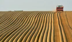 04.04.2017., Garesnica, Kaniska Iva - Na OPG-u Agro Puskaric iz Kaniske Ive, kao najvecem proizvodjacu krumpira na podrucju Bjelovarsko-bilogorske zupanije, na proizvodnim povrsinama od 300-tinjak hektara, pocela je sadnja krumpira. Novost je skupocjena najsuvremenija cetveroredna sadilica, odnosno agregat za pripremu zemlje s dodavanjem umjetnog gnojiva, te sadnje krumpira. Rijec je o prvom i za sada jedinom takvom stroju u Hrvatskoj i ovom dijelu europe. Photo: Damir Spehar/PIXSELL